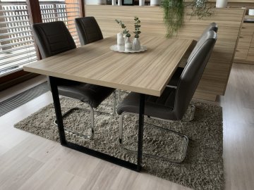 Jídelní stůl – Kravaře