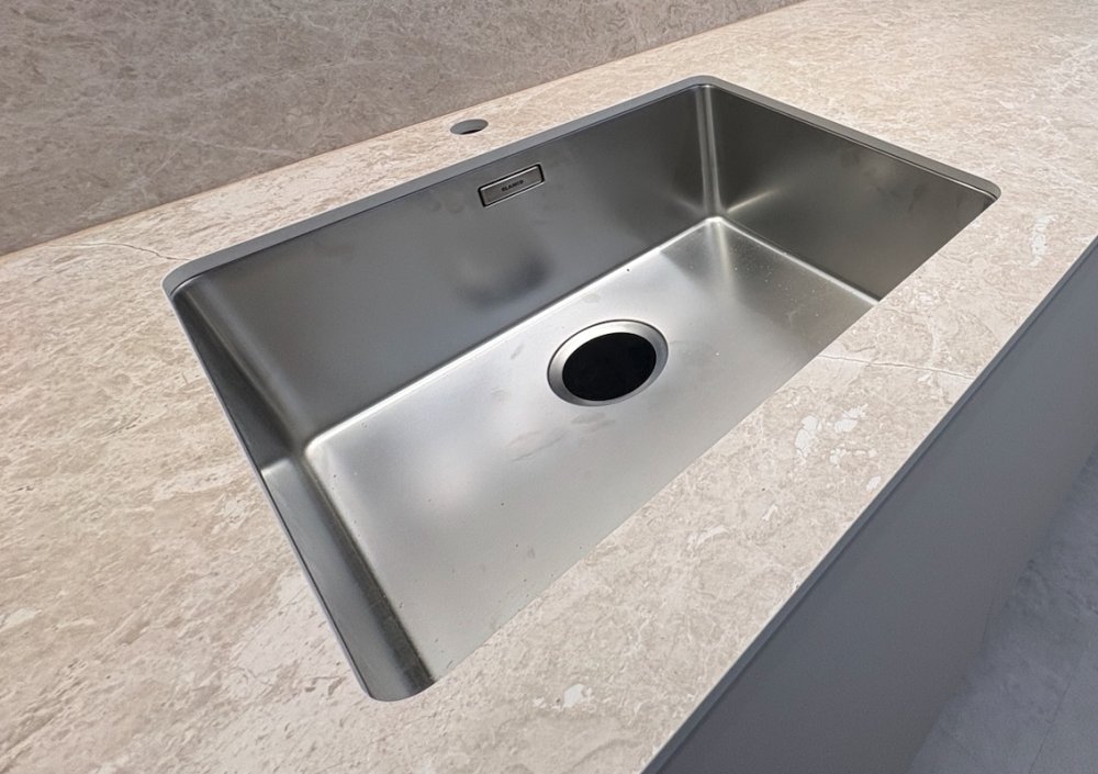 Dřez se spodní montáží