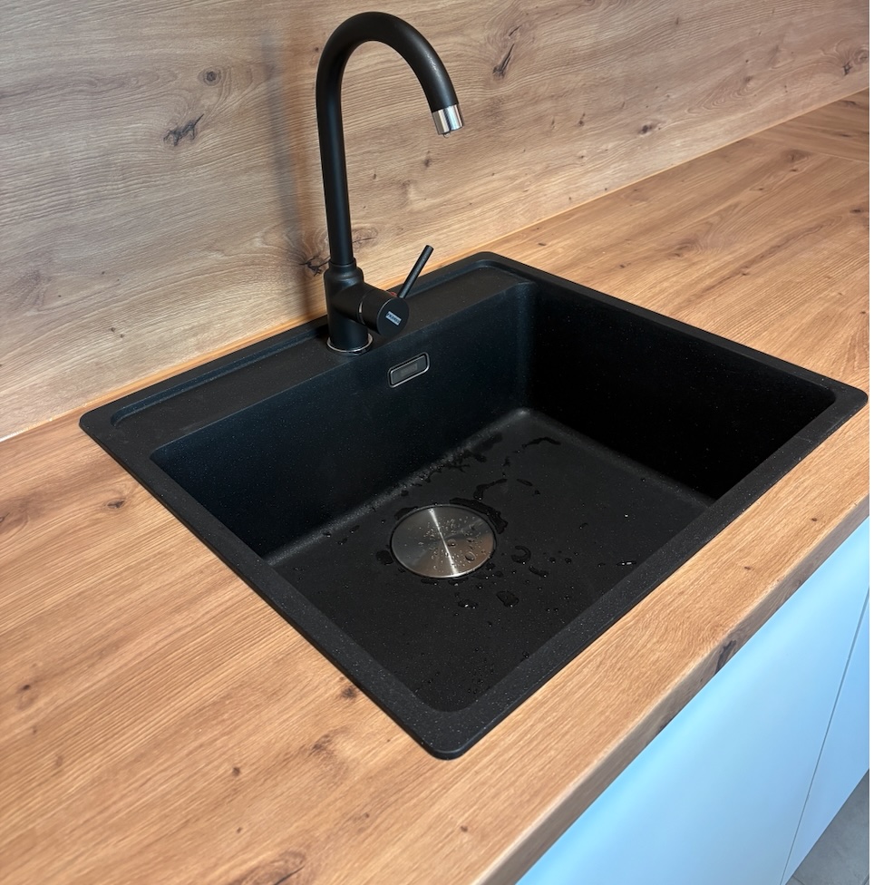 Dřez s horní montáží